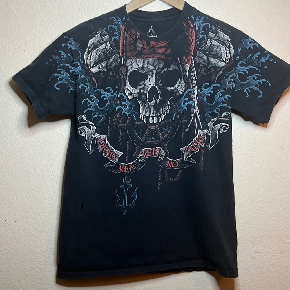 Disneyland Pirates of the Caribbean dead men tell no tales T-shirt